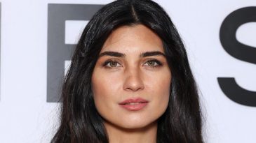 Oyuncu Tuba Büyüküstün’ün Paris günlükleri! Siyah dekolteli tarzıyla büyüledi