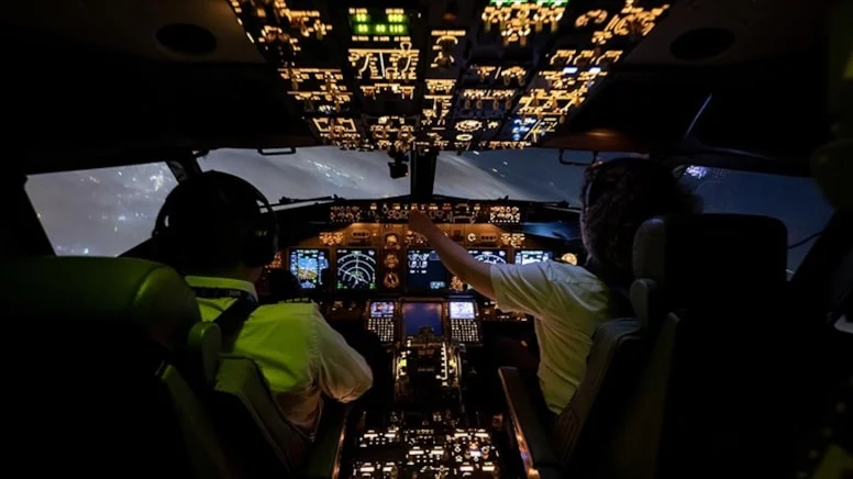 Kaptan tuvalete gitti, yardımcı pilot bayıldı! Pilotsuz uçan uçak!