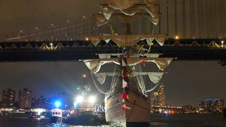 Brooklyn köprüsüne gemi çarptı!