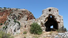 Antalya’daki tarihi kilisede skandal görüntüler
