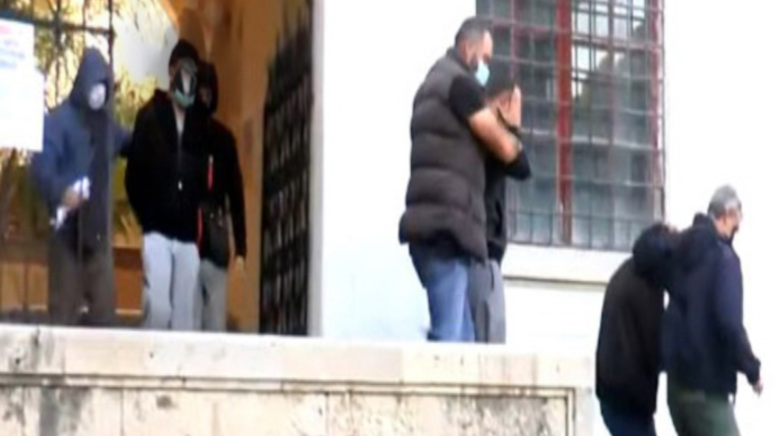 Lüks tekne ile turistlerin arasında göçmen kaçıran çete çökertildi, 3 Türk kaptan tutuklandı