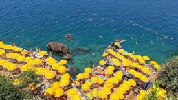 Antalya’nın mavi bayraklı falez plajları 200 bini aşkın ziyaretçiyi ağırladı