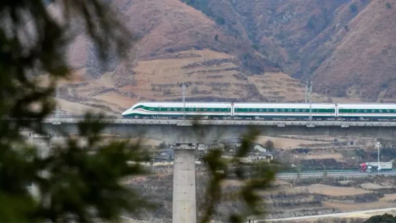Çin’de test treni işçilere çarptı: 11 ölü